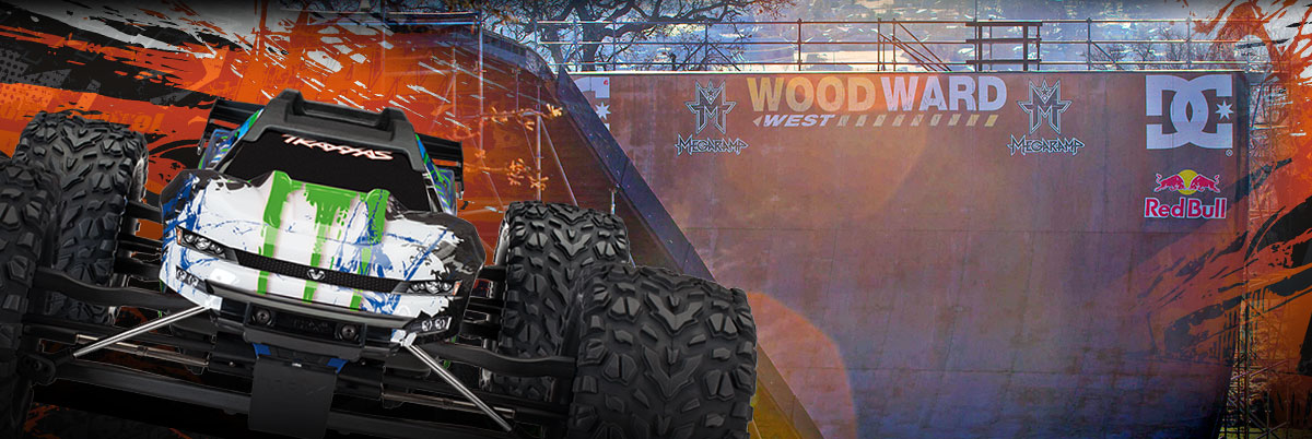 E-Revo und X-Maxx fordern die Woodward MegaRamp heraus