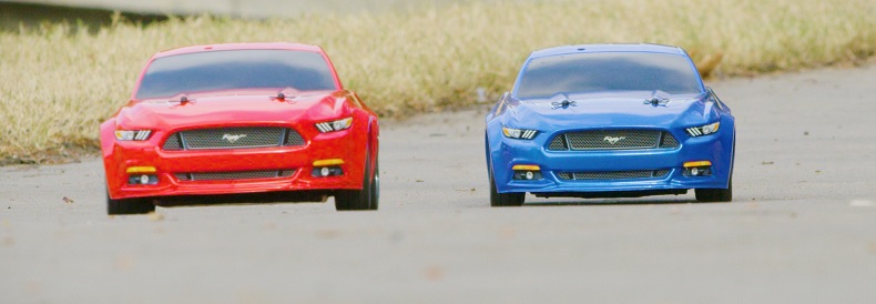 Roter und blauer Mustang