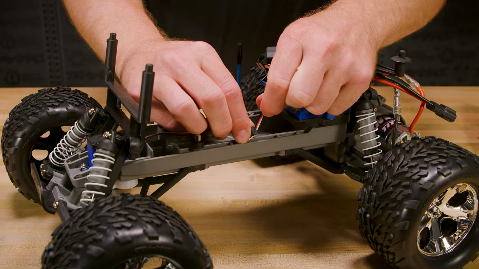 Ziehen Sie die Motorleitungen ab