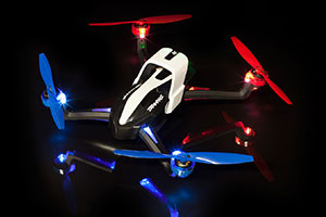 Aton Quadcopter mit roten und blauen Propellern