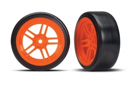 Orangefarbene Felgen mit geteilter Speiche und Drift-Reifen vorne