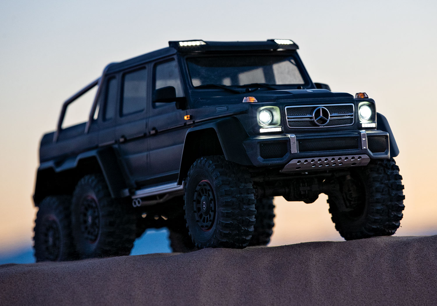 Mercedes-Benz G 63 AMG 6x6 Dünen Nacht