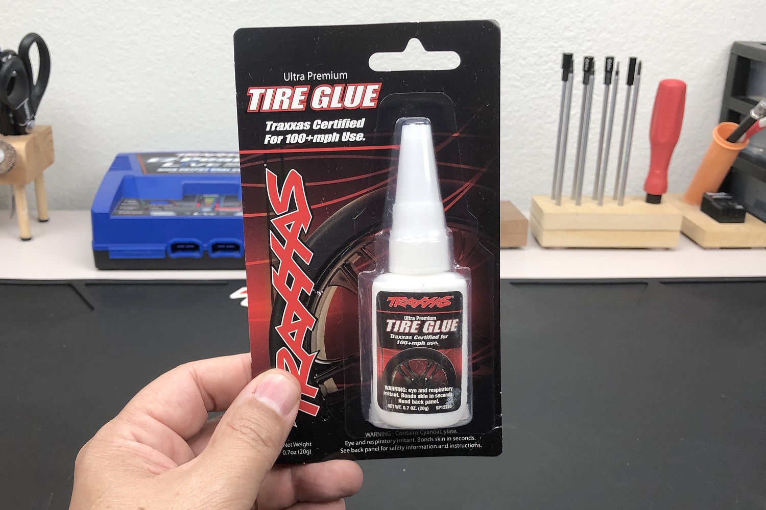 Verwenden Sie Traxxas Tire Glue für die beste Verbindung