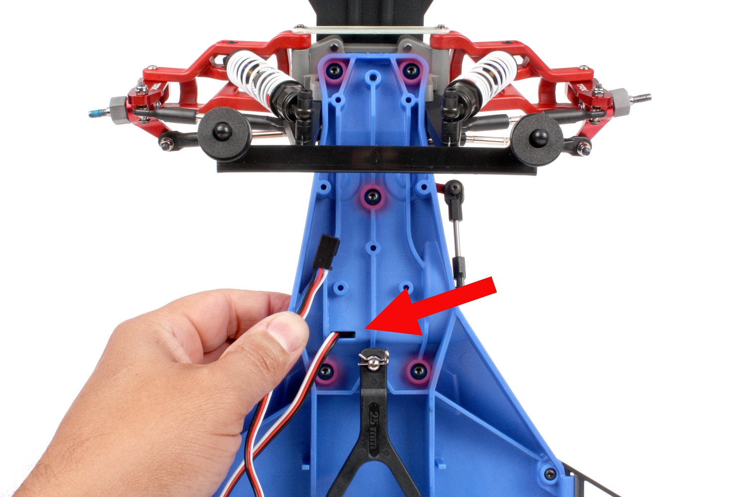 Fädeln Sie die Dübel durch das Chassis