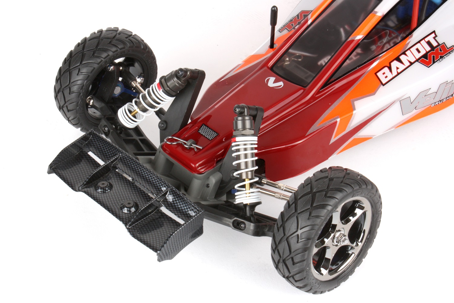 Befestigen Sie die Stoßstange am Fahrgestell Befestigen Sie die Stoßstange am Chassis