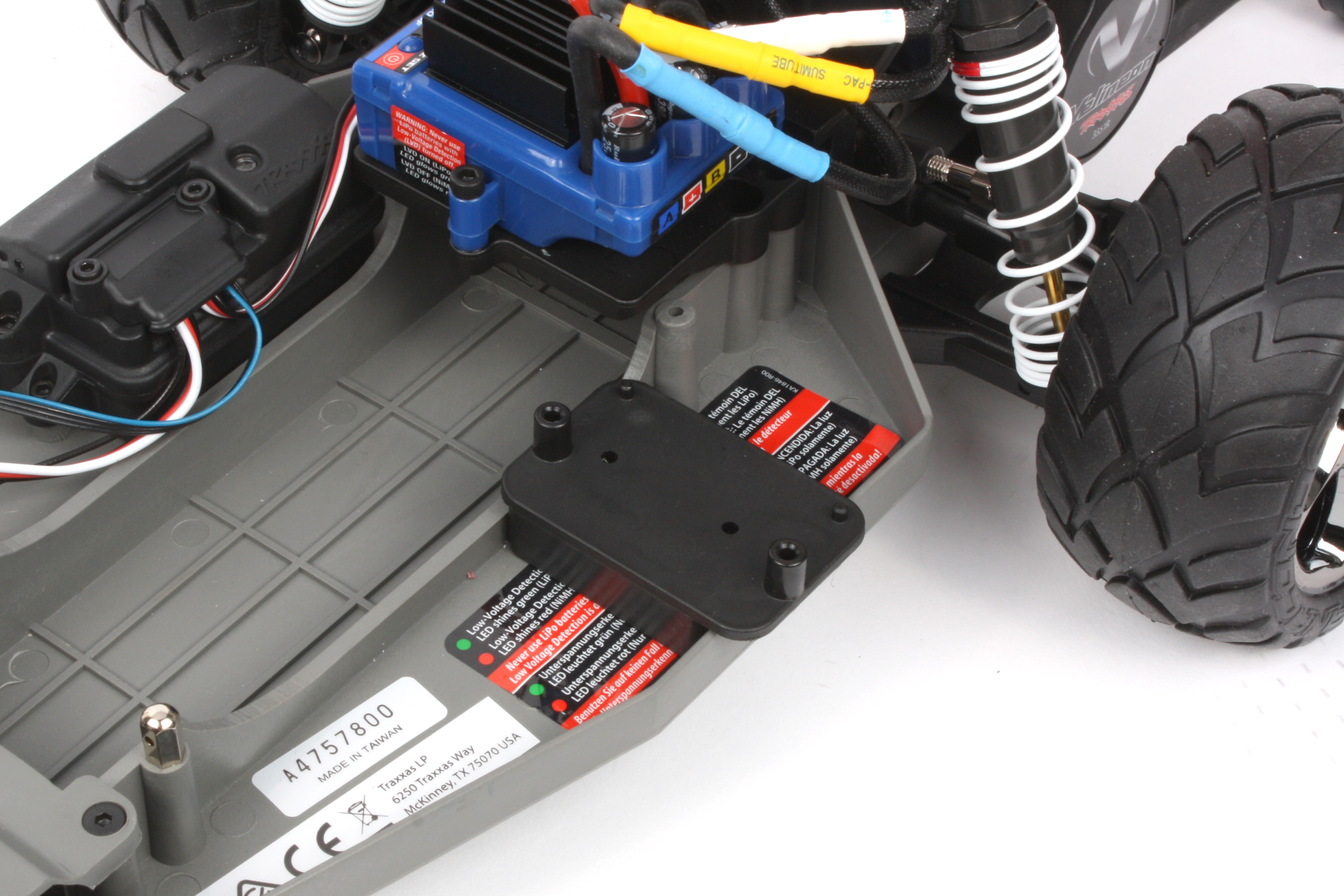 Befestigen Sie die Halterung am Chassis Befestigen Sie die Halterung am Chassis