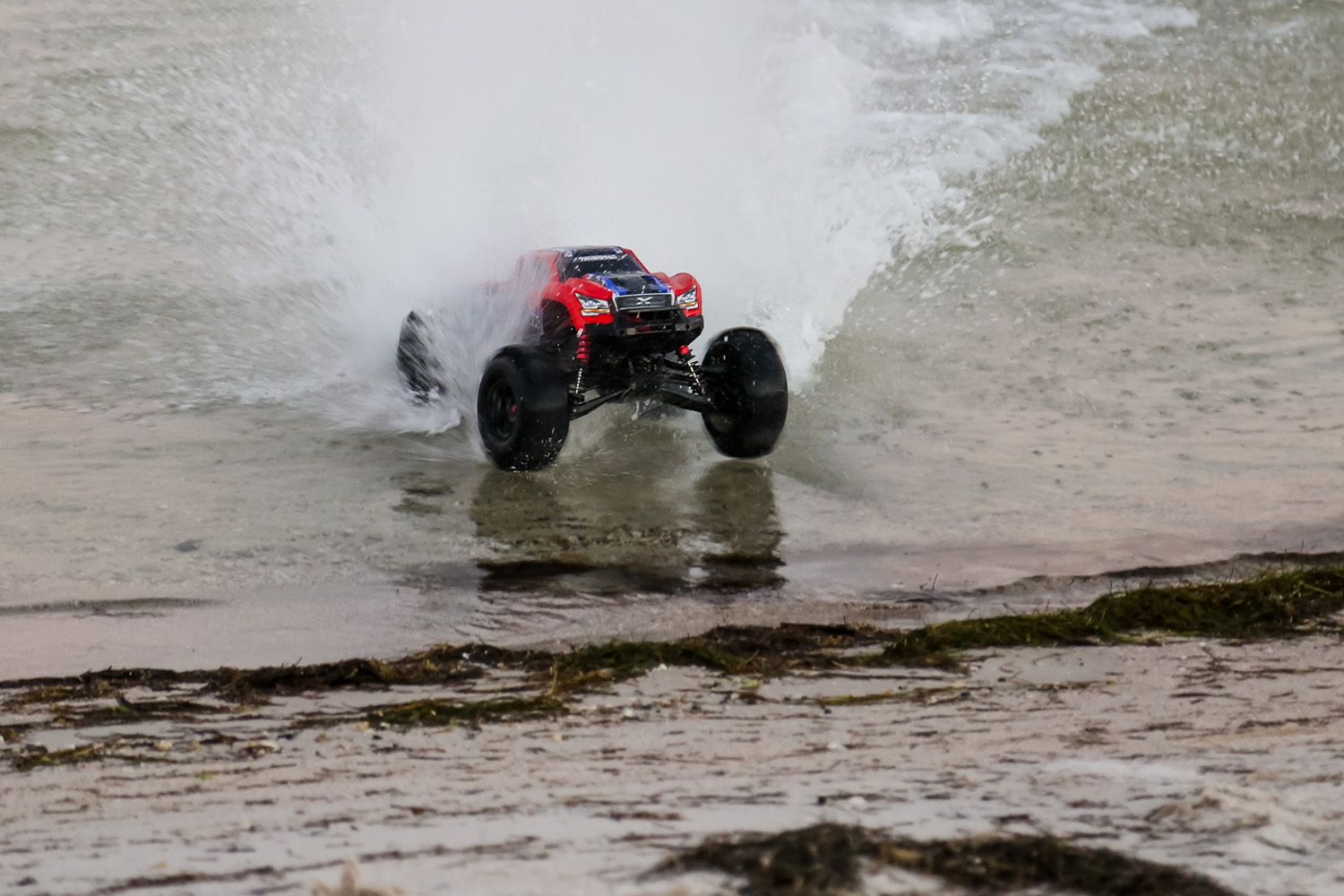 X-Maxx trotzt der Physik auf dem Wasser