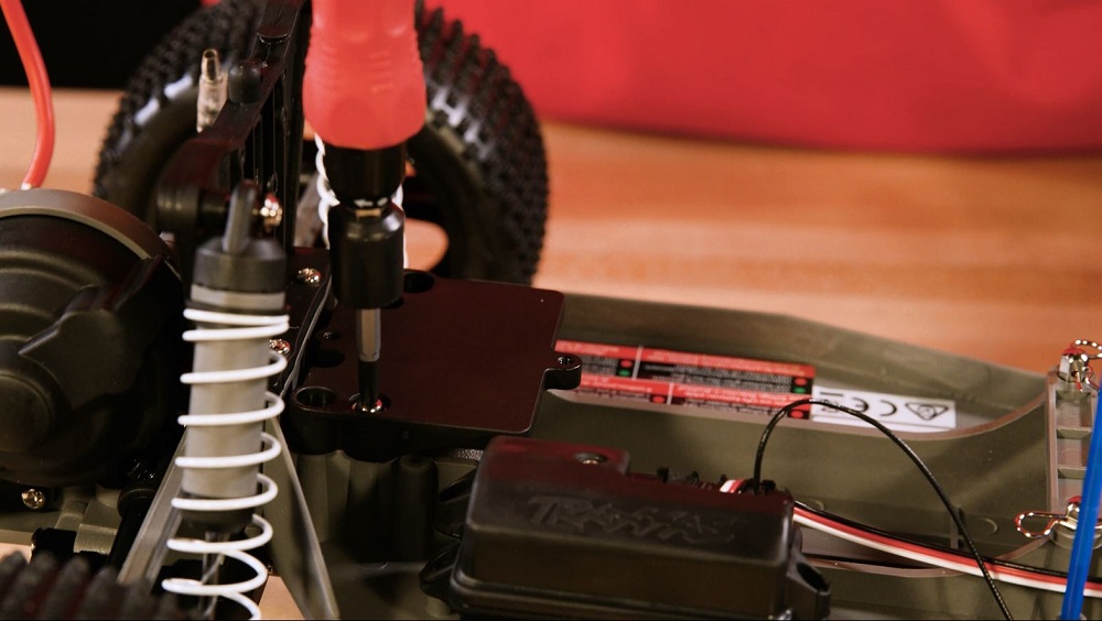 Montieren Sie die neue ESC-Halterung Montieren Sie die neue ESC-Halterung