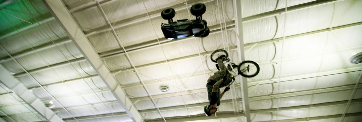 Beobachten Sie Morgan Wade und den X-Maxx im Hangar auf der Woodward West - Traxxas News Beobachten Sie Morgan Wade und den X-Maxx im Hangar auf der Woodward West