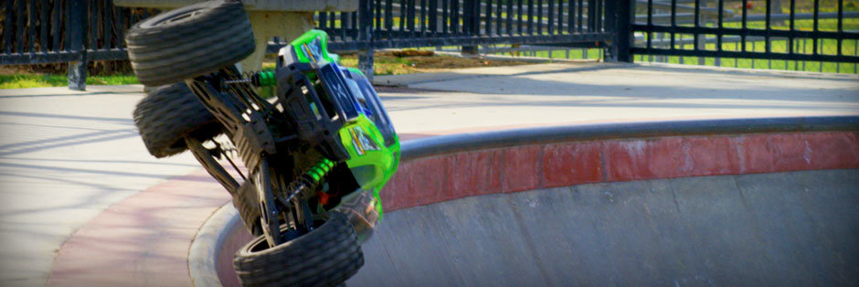 X-Maxx fängt riesige Luft in einem Big Bowl Skate Park - Traxxas News X-Maxx fängt riesige Luft in einem Big Bowl Skate Park