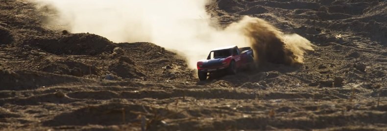 Sehen Sie, wie der Unlimited Desert Racer einen Valley Trail hochreißt - Traxxas News Sehen Sie, wie der Unlimited Desert Racer einen Valley Trail hochreißt