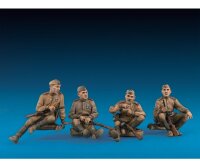 550035001 1:35 Fig. Sov. Infanterie in Ruhe (4)