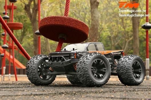 Auto - 1/10 Monster Truck Elektrisch - 4WD - RTR - Brushless - Wasserdicht - Team Magic E5 - Silver Karosserie / TM510001S